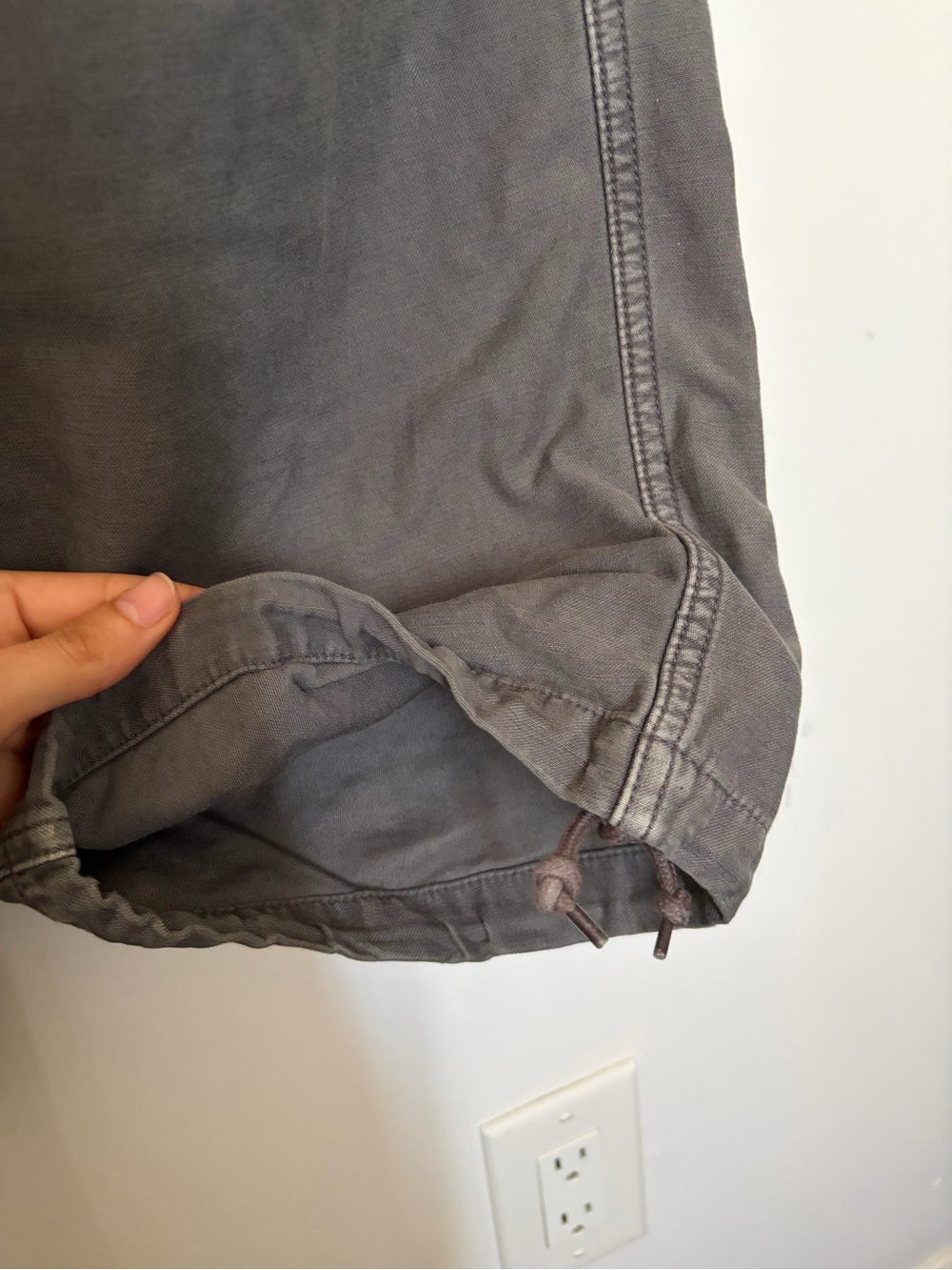 Aritzia TNA - Supply Cargo Pant in Lived-in Coal Grey - 0 - Picture 8 of 15